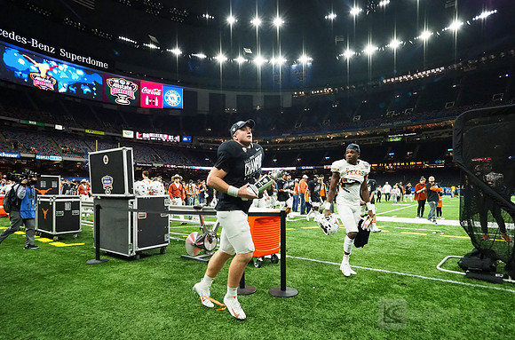 Texas Longhorns quarterback Sam Ehlinger (11)