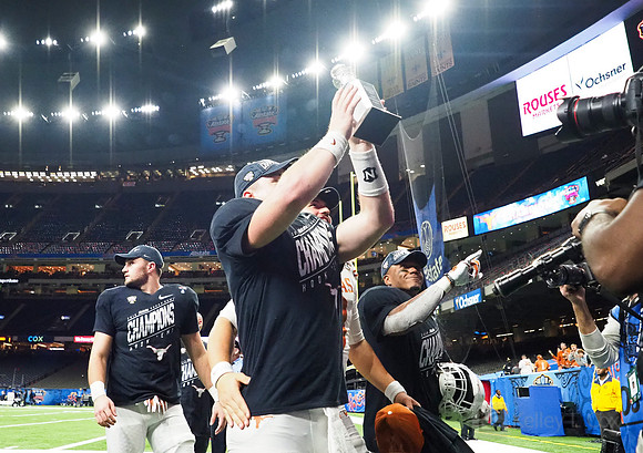 Texas Longhorns quarterback Sam Ehlinger (11)