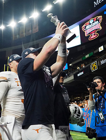 Texas Longhorns quarterback Sam Ehlinger (11)