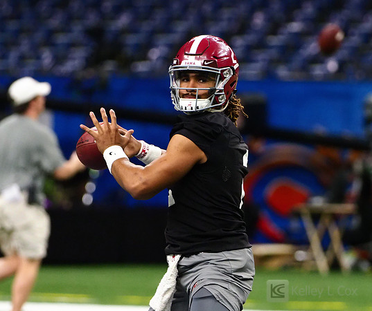 Alabama Crimson Tide quarterback Jalen Hurts (2)