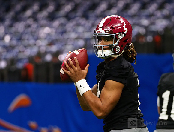 Alabama Crimson Tide quarterback Jalen Hurts (2)