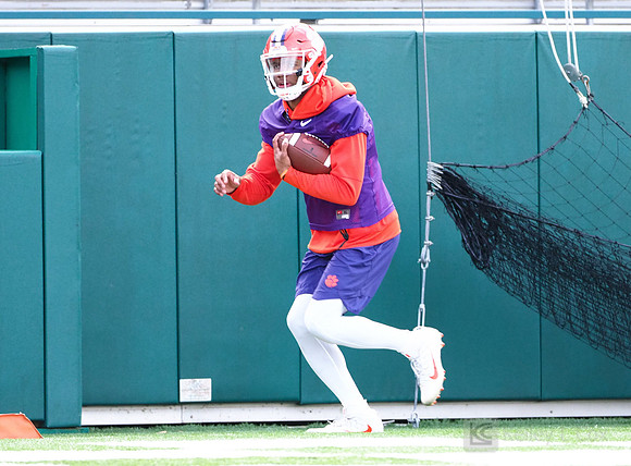 Clemson Tigers quarterback Kelly Bryant (2)