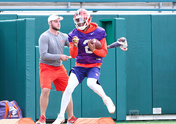 Clemson Tigers quarterback Kelly Bryant (2)