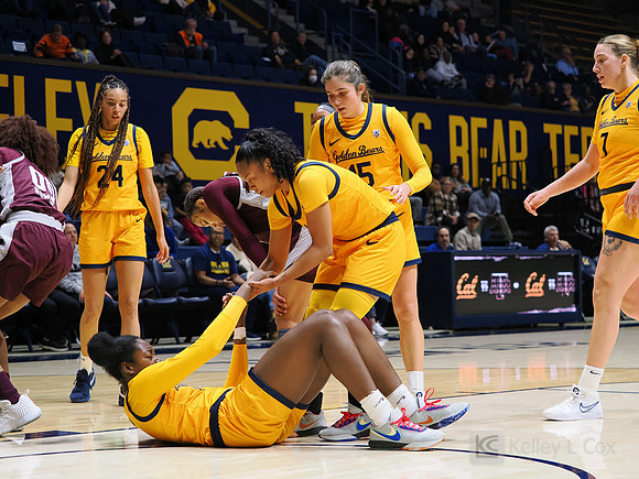 Ugonne (Michelle) Onyiah (0), Leilani McIntosh (1)
