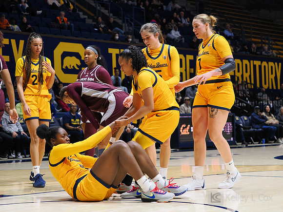 Ugonne (Michelle) Onyiah (0), Leilani McIntosh (1)
