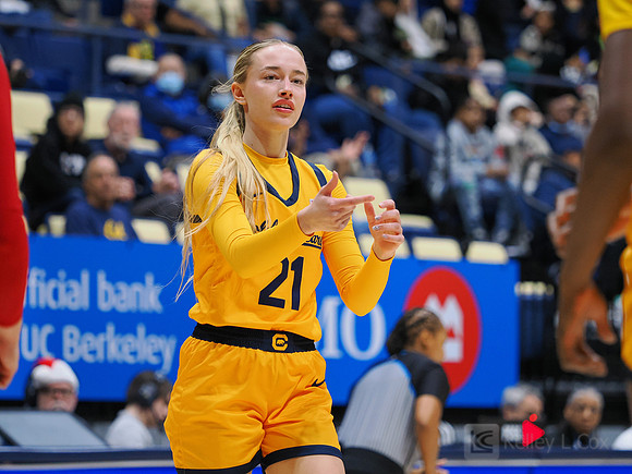 Mia Mastrov (21)