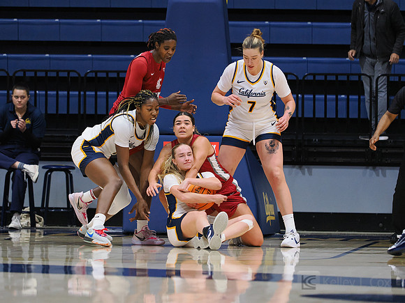 Ugonne (Michelle) Onyiah (0), Mia Mastrov (21)