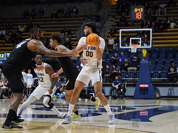 Fardaws Aimaq (00), Jalen Celestine (32)
