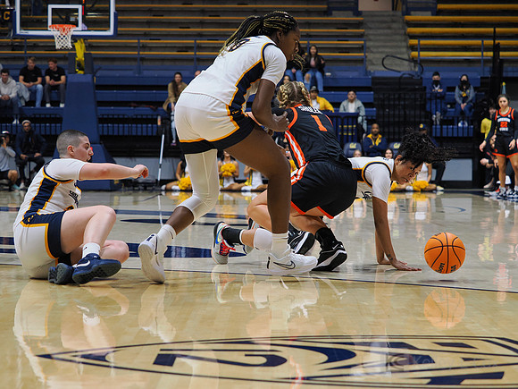 Ioanna Krimili (32), Ugonne (Michelle) Onyiah (0), Leilani McIntosh (1)