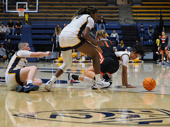 Ioanna Krimili (32), Ugonne (Michelle) Onyiah (0), Leilani McIntosh (1)