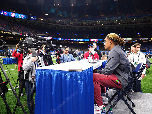 Alabama Crimson Tide quarterback Jalen Hurts (2)