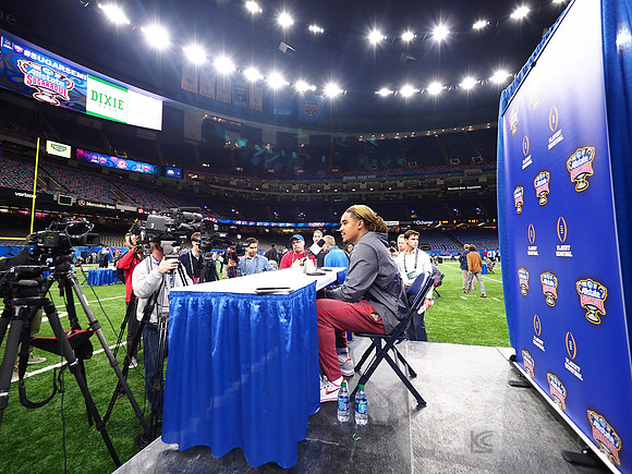 Alabama Crimson Tide quarterback Jalen Hurts (2)