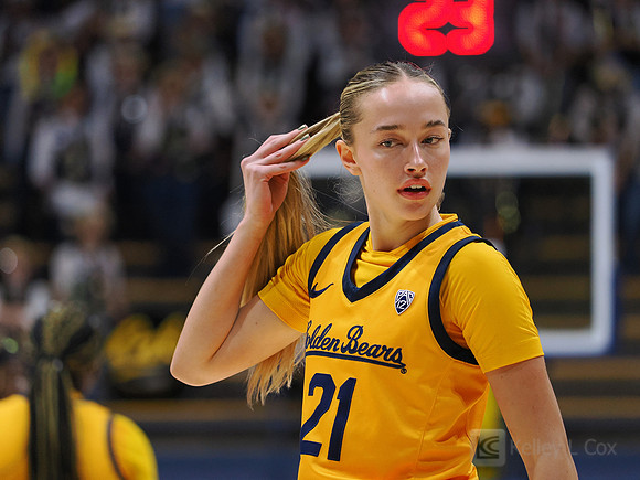 Mia Mastrov (21)