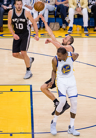 NBA: Playoffs-San Antonio Spurs at Golden State Warriors