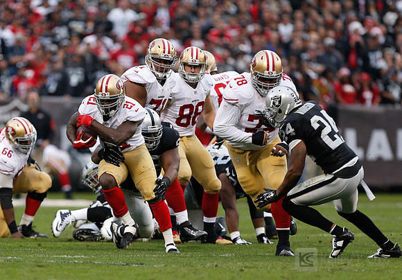 NFL: San Francisco 49ers at Oakland Raiders