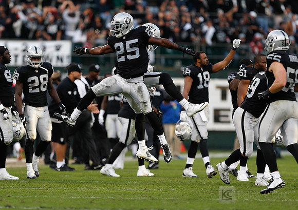 NFL: San Francisco 49ers at Oakland Raiders