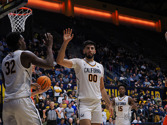 Fardaws Aimaq (00), Jalen Celestine (32)
