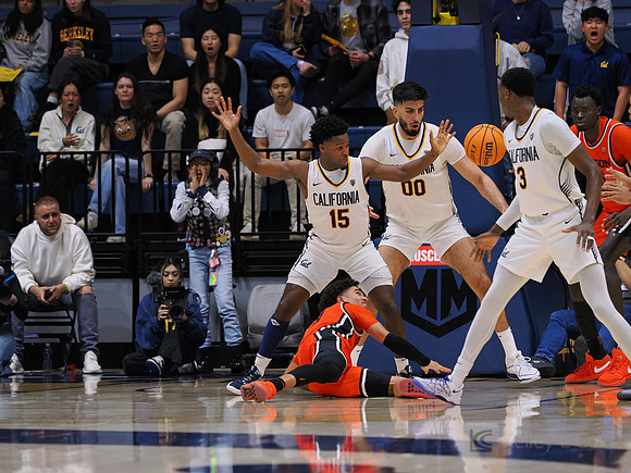 Jalen Cone (15), Fardaws Aimaq (00), Keonte Kennedy (3)