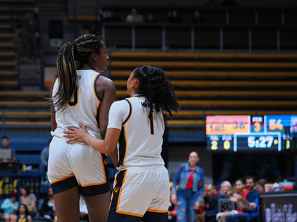 Ugonne (Michelle) Onyiah (0), Leilani McIntosh (1)