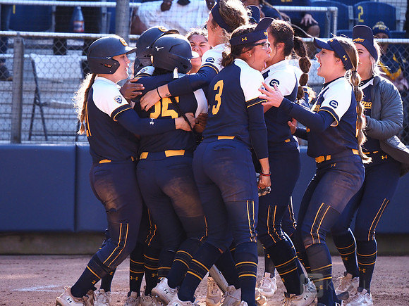 D'Asha Saiki (25), Amani Bradley (1), Team