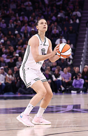 WNBA: Connecticut Sun at Golden State Valkyries