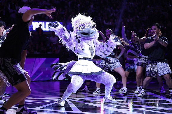 WNBA: Connecticut Sun at Golden State Valkyries